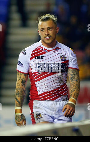 Wigan, England. 11. September, 2014. Super League-Rugby. Wigan Warriors im Vergleich zu Warrington Wölfe. Josh Charnley von Wigan Warriors feiert seinen Versuch mit Wigan Fans Credit: Action Plus Sport/Alamy Live News Stockfoto