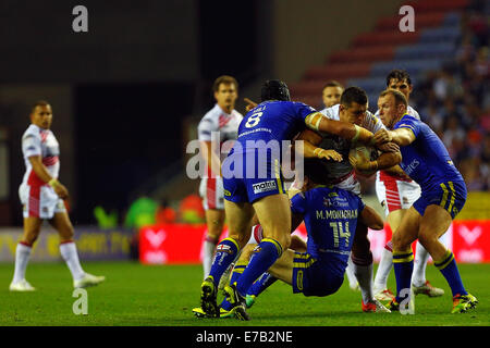 Wigan, England. 11. September, 2014. Super League-Rugby. Wigan Warriors im Vergleich zu Warrington Wölfe. Michael Monaghan Warrington Wölfe und Chris Hill von Warrington Wölfe versuchen, den Wigan Angriff Kredit zu stoppen: Action Plus Sport/Alamy Live News Stockfoto