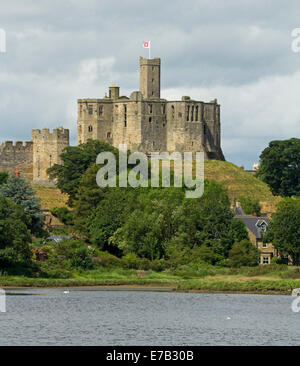 Historischen 12. Jahrhundert Warkworth Castle befindet sich am Hügel mit Blick auf Fluß Coquet in Northumberland, England Stockfoto