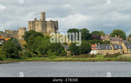 Historischen 12. Jahrhundert Warkworth Castle befindet sich am Hügel mit Blick auf Fluß Coquet in Northumberland, England Stockfoto