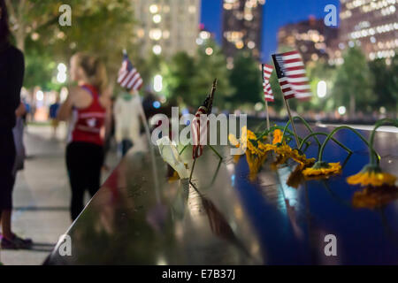 New York, NY, USA. 11. September, 2014. Menschen versammeln sich am 9/11 Memorial Tribute in Light in New York auf 11. September 2014 zum the13th Jahrestag der Terroranschläge des 11. September 2001 zu sehen. Bildnachweis: Richard Levine/Alamy Live-Nachrichten