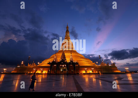 (140912)--NAY PYI TAW, Sept. 12 (Xinhua)--Foto am 11. September 2014 zeigt einen Blick auf die Uppatasanti-Pagode in Nay Pyi Taw, Myanmar. Uppatasanti Pagode ist ein Wahrzeichen in der birmanischen Hauptstadt Naypyidaw. Die Pagode, die beherbergt eine Zahnreliquie Buddhas aus China, ist ein 325-Füße hoch Replikat der Shwedagon-Pagode in Yangon. (Xinhua/U Aung) Stockfoto