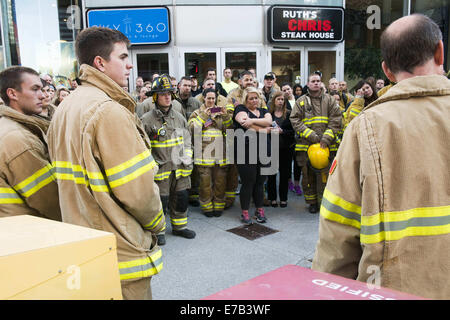 Calgary, Alberta, Kanada. 11. September, 2014. Calgary Feuerwehr vorbereiten und reflektieren für ihren Tribut laufen bis der Calgary Tower in Gedenken an den 11. September Terroranschläge, die im Jahr 2001 aufgetreten sind. Bildnachweis: Baden Roth/ZUMA Draht/Alamy Live-Nachrichten Stockfoto