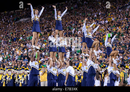 South Bend, Indiana, USA. 6. Sep, 2014. Michigan Cheerleader auf dem Feld während des Spiels gegen Notre Dame. Die Notre Dame Fighting Irish besiegte die Michigan Wolverines 31-0 im Stadium der Notre Dame in South Bend, Indiana. © Frank Jansky/ZUMA Draht/Alamy Live-Nachrichten Stockfoto