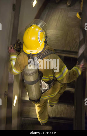 Calgary, Alberta, Kanada. 11. September, 2014. Calgary Feuerwehrleute klettern den Calgary Tower in Gedenken an den 11. September Terroranschläge, die im Jahr 2001 aufgetreten sind. Bildnachweis: Baden Roth/ZUMA Draht/Alamy Live-Nachrichten Stockfoto