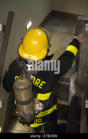 Calgary, Alberta, Kanada. 11. September, 2014. Calgary Feuerwehrleute klettern den Calgary Tower in Gedenken an den 11. September Terroranschläge, die im Jahr 2001 aufgetreten sind. Bildnachweis: Baden Roth/ZUMA Draht/Alamy Live-Nachrichten Stockfoto