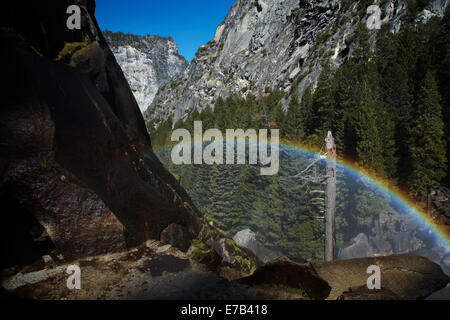 Nebel-Regenbogen von Vernal Fall, The Nebel Trail, Yosemite-Nationalpark, Kalifornien, USA Stockfoto