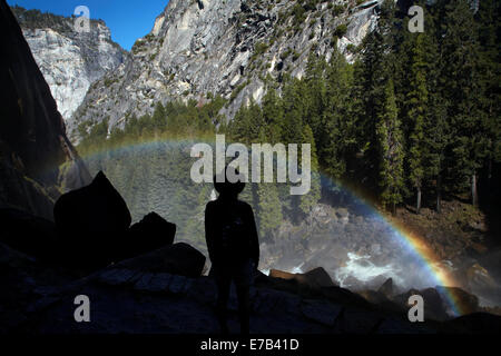 Touristische und Nebel Regenbogen von Vernal Fall, The Nebel Trail, Yosemite-Nationalpark, Kalifornien, USA Stockfoto