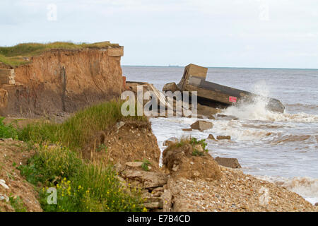 Nachwirkungen des Sturms zeigen starke Küstenerosion und Betonplatten von Gebäuden im Meer festgezurrt durch die Wellen des Ozeans an der Spurn Point in England Stockfoto