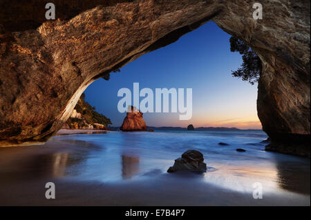 Cathedral Cove bei Sonnenaufgang, Coromandel Peninsula, Neuseeland Stockfoto