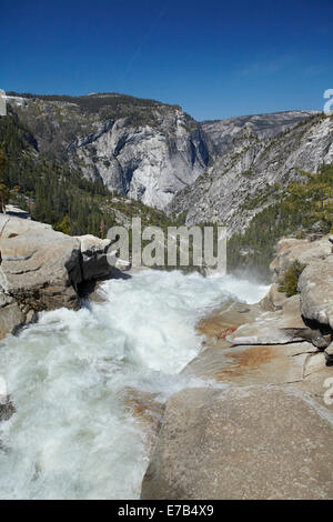 Merced River stürzt über Nevada fallen, der Nebel Trail, Yosemite-Nationalpark, Kalifornien, USA Stockfoto