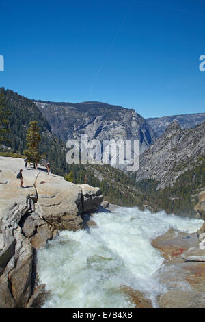 Wanderer an der Spitze der Nevada fallen, der Nebel Trail, Yosemite-Nationalpark, Kalifornien, USA Stockfoto