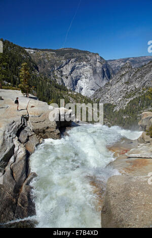 Wanderer an der Spitze der Nevada fallen, der Nebel Trail, Yosemite-Nationalpark, Kalifornien, USA Stockfoto