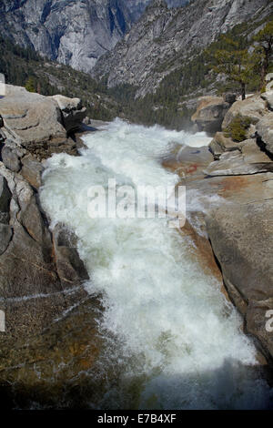 Merced River stürzt über Nevada fallen, der Nebel Trail, Yosemite-Nationalpark, Kalifornien, USA Stockfoto