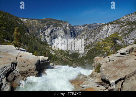 Merced River stürzt über Nevada fallen, der Nebel Trail, Yosemite-Nationalpark, Kalifornien, USA Stockfoto