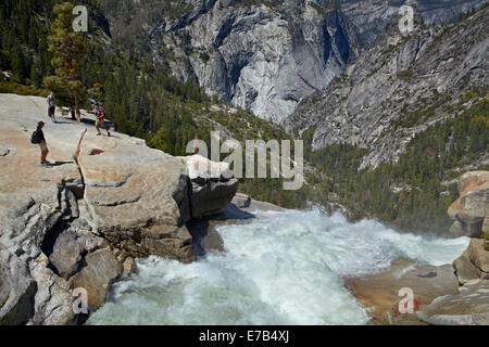 Wanderer an der Spitze der Nevada fallen, der Nebel Trail, Yosemite-Nationalpark, Kalifornien, USA Stockfoto