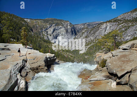 Wanderer an der Spitze der Nevada fallen, der Nebel Trail, Yosemite-Nationalpark, Kalifornien, USA Stockfoto