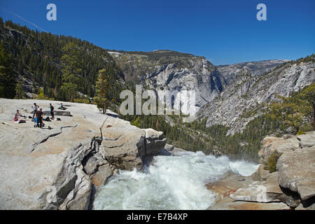 Wanderer an der Spitze der Nevada fallen, der Nebel Trail, Yosemite-Nationalpark, Kalifornien, USA Stockfoto