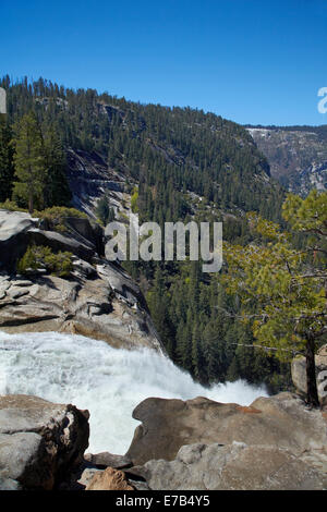 Merced River stürzt über Nevada fallen, der Nebel Trail, Yosemite-Nationalpark, Kalifornien, USA Stockfoto