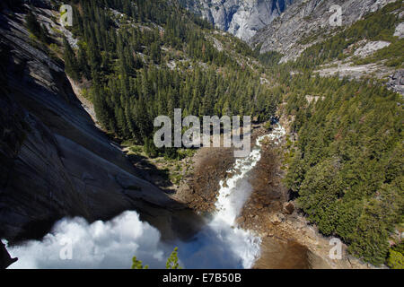 Merced River stürzt über Nevada fallen, der Nebel Trail, Yosemite-Nationalpark, Kalifornien, USA Stockfoto