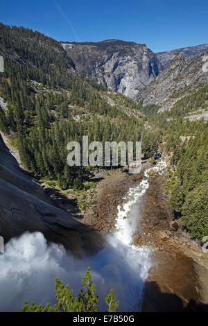 Merced River stürzt über Nevada fallen, der Nebel Trail, Yosemite-Nationalpark, Kalifornien, USA Stockfoto