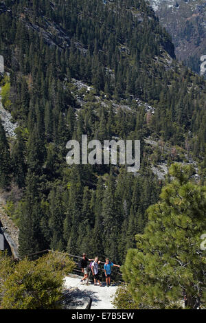 Wanderer an der Spitze der Nevada fallen, der Nebel Trail, Yosemite-Nationalpark, Kalifornien, USA Stockfoto