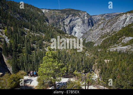 Wanderer an der Spitze der Nevada fallen, der Nebel Trail, Yosemite-Nationalpark, Kalifornien, USA Stockfoto