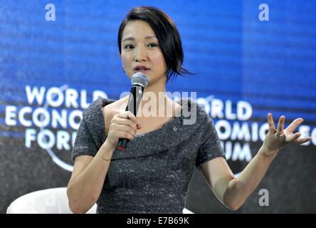 Tianjin, China. 12. Sep, 2014. Schauspielerin Zhou Xun spricht über Umweltschutz auf der Jahrestagung des neuen Champions 2014, auch bekannt als Sommer Forum von Davos, in Tianjin, Nord-China, 12. September 2014. © Yue Yuewei/Xinhua/Alamy Live-Nachrichten Stockfoto