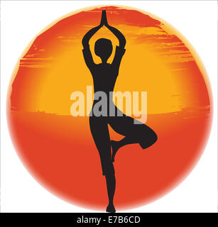 Yoga-Mädchen in der Silhouette gegen einen großen dunstigen Sonnenuntergang. Stockfoto