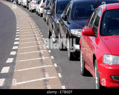 Eine Reihe von parkenden Autos geschwungene Kurve in der Straße Stockfoto