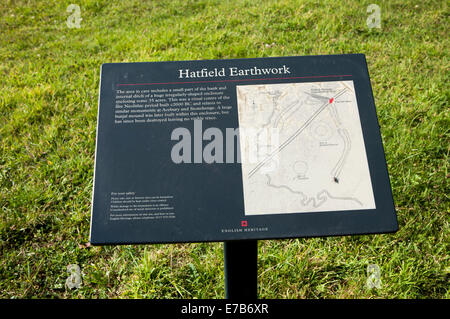 English Heritage Informationstafel für die neolithischen Hatfield-Erdarbeiten-Website unter Marden, Wiltshire, England Stockfoto