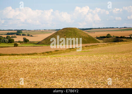 Silbury Hill, den größten künstlichen Hügel in Europa stammt aus der Jungsteinzeit, in der Nähe von Avebury, Wiltshire, England Stockfoto