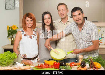 Frontansicht des kaukasischen Jugendlichen in Küche, Kochen Stockfoto