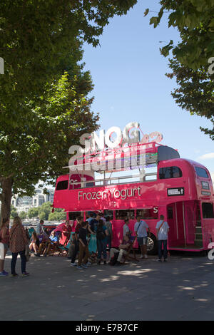 Knutschen Sie gefrorenen Bus auf der Londoner South Bank - London - UK Stockfoto