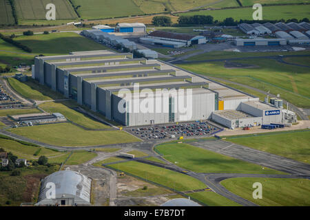 Eine Luftaufnahme zeigt das Airbus-Werk in Hawarden Flughafen, Cheshire UK Stockfoto