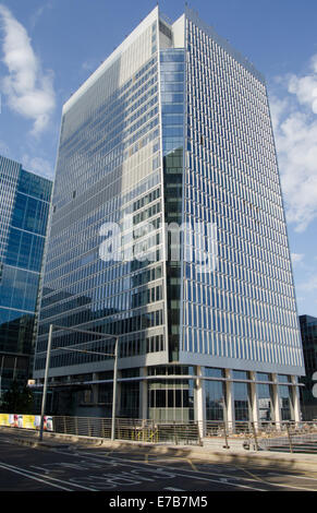 LONDON, UK 1. Juli 2014: Neu errichtete Bürogebäude 25, Churchill Platz in Canary Wharf Bezirk von London Docklands. Stockfoto