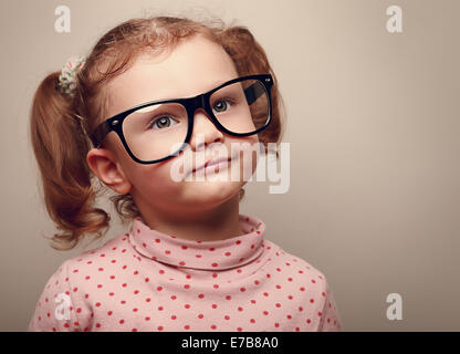 Träumen glückliches Kind Mädchen in Gläsern. Closeup Instagram Wirkung Porträt Stockfoto