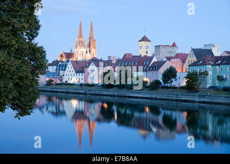 Stadtbild mit Donau Fluss, Altstadt, Rathausturm und Regensburger Dom in Regensburg in der Nacht, Bayern, Deutschland Stockfoto