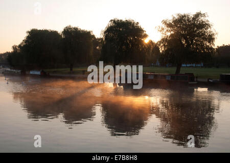 Fluß Avon, Nebel bei Sonnenaufgang, London, UK Stockfoto