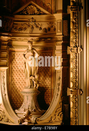 Eine Statue von einer Muse im Teatro Gaeity, entworfen von Architekt Frank Matcham im Douglas auf der Isle Of man. Stockfoto