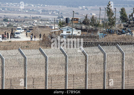Militante stehen neben Fahrzeugen, die inhaftierte UN-Friedenstruppen aus Fidschi vor ihrer Veröffentlichung in der Nähe einer UN-Basis in Syrien auf den Golan-Höhen, am 11. September 2014. UN-Generalsekretär Ban Ki-Moon begrüßt Donnerstag die Freilassung von 45 Fidschi Friedenstruppen, die in den Golan-Höhen für zwei Wochen inhaftiert waren. UN sagte früher am Donnerstag, dass die Fidschianer UN Rückzug Observer Force (UNDOF) um 14:30 Ortszeit übergeben wurden. Die 45 Friedenstruppen "sind in einem guten Zustand" und medizinische Beurteilung zu unterziehen. (Xinhua/JINI) Stockfoto