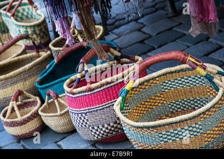 Traditionelle bunte Weidenkörbe auf das Steinpflaster. Stockfoto