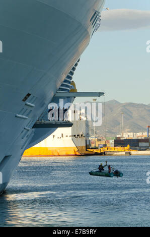 MS-Oasis von See, Meer, weltweit größte Kreuzfahrtschiff im Hafen von Málaga, Südspanien. Stockfoto