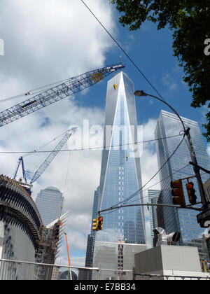 Wolken spiegeln auf die Glasfassade des One World Trade Center (WTC 1. C), früher bekannt als Freedom Tower in New York, USA, 26. Juni 2014. Die Endphase des Aufbaus auf das 1. WTC, das auf der Website bekannt als Ground Zero errichtet worden ist, wo die Twin Towers des früheren World Trade Centers in den Terroranschlag am 11. September 2001 zerstört wurden, sind im Gange.  Das 1. WTC markiert mit 541,3 m, dem größten Gebäude in den USA. Foto: Alexandra Schuler - kein Draht-Dienst-