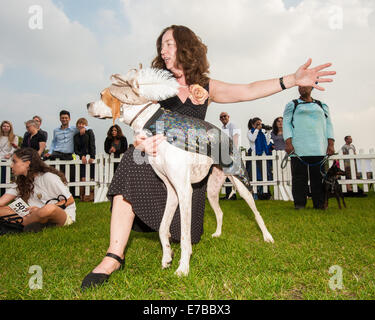Die meisten stilvolle Pooch Klasse Sieger Dottie [English Pointer] und Coleen Ling, auf Pup Hilfe Celebrity beurteilt Hundeausstellung auf Primr Stockfoto