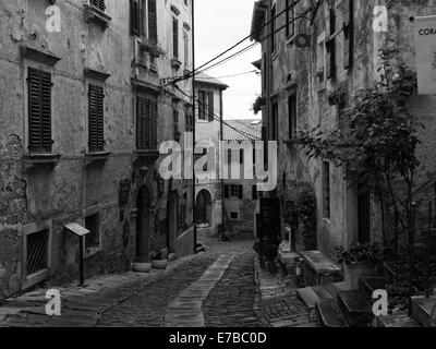 Durchgang zwischen den Häusern in Groznjan (Grisignana), Kroatien. Stockfoto