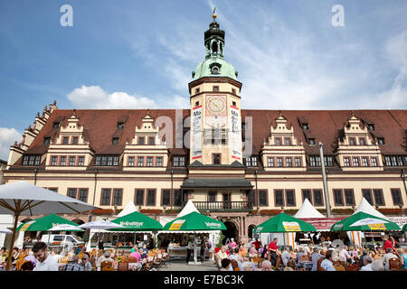 Marktplatz in Leipzig, Deutschland. Das alte Rathaus und Uhrturm. Stockfoto