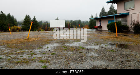 Außerhalb der Saison ist der Bildschirm leer und der Parkplatz leer in der Skyline Theater, Pacific Coast Highway Shelton, WA, Vereinigte Staaten Stockfoto