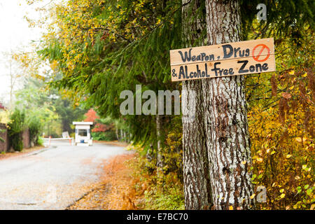 Warnschild am Eingang des Skyline Theater Shelton, WA United States Stockfoto