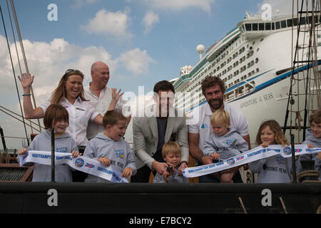 Joe Dixon-Goodman, Matt Baker, Moderatorin aus der One Show und Land Datei und Iain Percy schneiden das Band um der Southampton Boat Show 2014 zu öffnen. Stockfoto